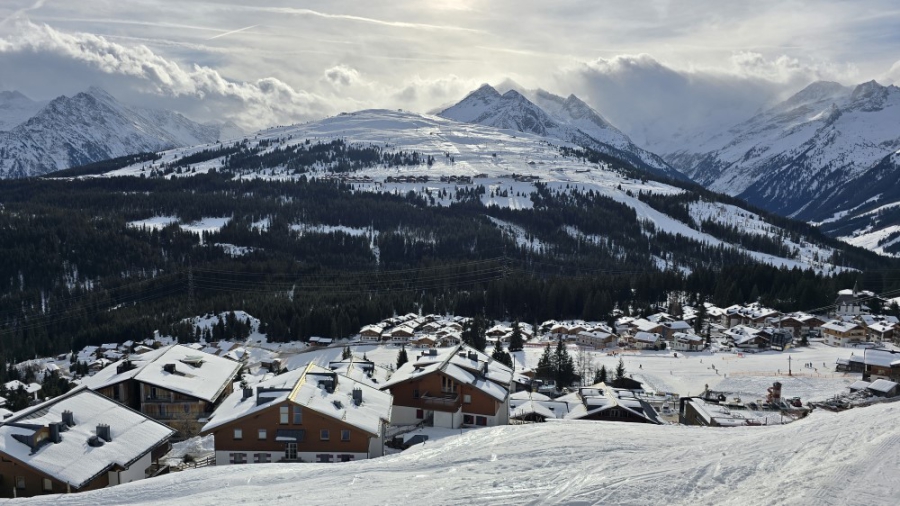 Uitzicht in de winter over Königsleiten en Krimml
